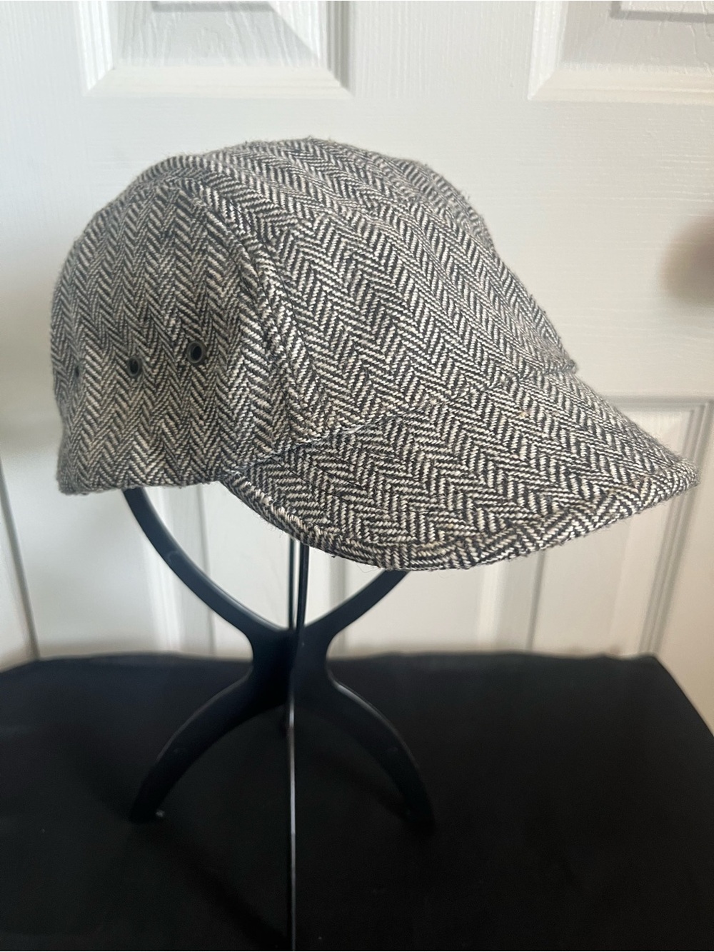 Tweed Cap Women’s Black/ White with rust strap.